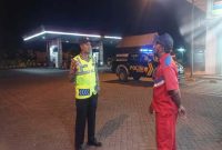 Personel Polsek Tikung saat melaksanakan patroli malam di SPBU Tikung (Foto Dok Ho/RadarBangsa.co.id)