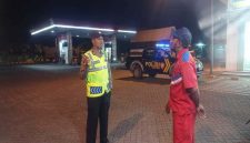 Personel Polsek Tikung saat melaksanakan patroli malam di SPBU Tikung (Foto Dok Ho/RadarBangsa.co.id)