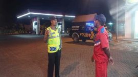 Personel Polsek Tikung saat melaksanakan patroli malam di SPBU Tikung (Foto Dok Ho/RadarBangsa.co.id)