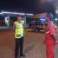 Personel Polsek Tikung saat melaksanakan patroli malam di SPBU Tikung (Foto Dok Ho/RadarBangsa.co.id)