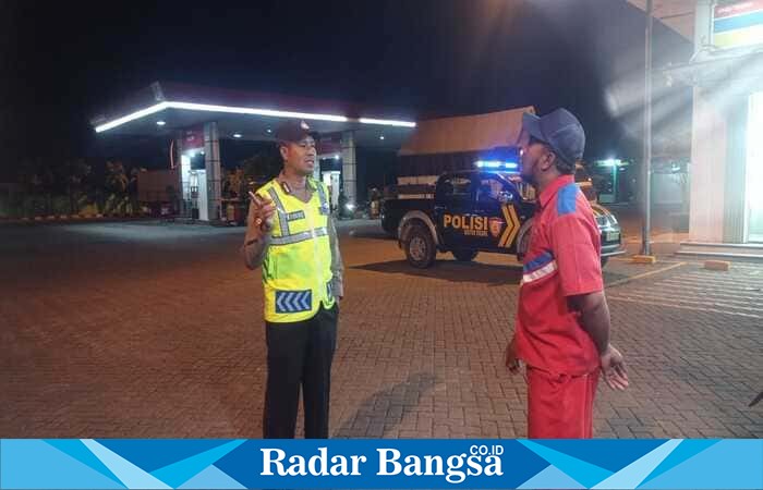Personel Polsek Tikung saat melaksanakan patroli malam di SPBU Tikung (Foto Dok Ho/RadarBangsa.co.id)