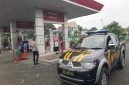 Petugas Polsek Tikung bersama unit patroli Sabhara saat melakukan pengecekan stok dan pelayanan di SPBU Tikung, Jumat (3/10/2025), (Foto Dok Ho/RadarBangsa.co.id)