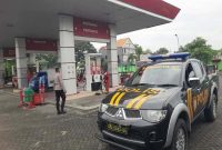 Petugas Polsek Tikung bersama unit patroli Sabhara saat melakukan pengecekan stok dan pelayanan di SPBU Tikung, Jumat (3/10/2025), (Foto Dok Ho/RadarBangsa.co.id)