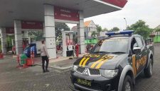 Petugas Polsek Tikung bersama unit patroli Sabhara saat melakukan pengecekan stok dan pelayanan di SPBU Tikung, Jumat (3/10/2025), (Foto Dok Ho/RadarBangsa.co.id)