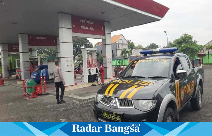 Petugas Polsek Tikung bersama unit patroli Sabhara saat melakukan pengecekan stok dan pelayanan di SPBU Tikung, Jumat (3/10/2025), (Foto Dok Ho/RadarBangsa.co.id)