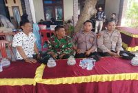 Petugas gabungan dari Polsek Tikung dan Koramil Tikung bersinergi melakukan pengamanan kegiatan hiburan elektun dalam rangka hajatan khitanan di Dusun Delikguno, Desa Pengumbulanadi, Kecamatan Tikung, Kabupaten Lamongan, Minggu (5/10/2025). (Foto Dok Ho/RadarBangsa.co.id)