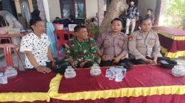 Petugas gabungan dari Polsek Tikung dan Koramil Tikung bersinergi melakukan pengamanan kegiatan hiburan elektun dalam rangka hajatan khitanan di Dusun Delikguno, Desa Pengumbulanadi, Kecamatan Tikung, Kabupaten Lamongan, Minggu (5/10/2025). (Foto Dok Ho/RadarBangsa.co.id)