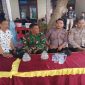 Petugas gabungan dari Polsek Tikung dan Koramil Tikung bersinergi melakukan pengamanan kegiatan hiburan elektun dalam rangka hajatan khitanan di Dusun Delikguno, Desa Pengumbulanadi, Kecamatan Tikung, Kabupaten Lamongan, Minggu (5/10/2025). (Foto Dok Ho/RadarBangsa.co.id)