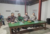 Anggota Polsek Tikung bersama unsur Forkopimcam menghadiri sekaligus melakukan pengamanan kegiatan wayang kulit dalam rangka Sedekah Bumi di Dusun Kalianyar, Desa Kelorarum, Kecamatan Tikung, Lamongan, Minggu malam (5/10/2025). (Foto Dok Ho/RadarBangsa.co.id)