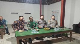 Anggota Polsek Tikung bersama unsur Forkopimcam menghadiri sekaligus melakukan pengamanan kegiatan wayang kulit dalam rangka Sedekah Bumi di Dusun Kalianyar, Desa Kelorarum, Kecamatan Tikung, Lamongan, Minggu malam (5/10/2025). (Foto Dok Ho/RadarBangsa.co.id)