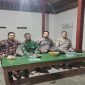 Anggota Polsek Tikung bersama unsur Forkopimcam menghadiri sekaligus melakukan pengamanan kegiatan wayang kulit dalam rangka Sedekah Bumi di Dusun Kalianyar, Desa Kelorarum, Kecamatan Tikung, Lamongan, Minggu malam (5/10/2025). (Foto Dok Ho/RadarBangsa.co.id)