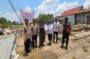 Kapolsek Tikung mendampingi Panitera PN Lamongan saat eksekusi lahan di Desa Bakalanpule, Lamongan. (Foto Dok Ho/RadarBangsa.co.id)