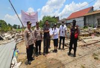 Kapolsek Tikung mendampingi Panitera PN Lamongan saat eksekusi lahan di Desa Bakalanpule, Lamongan. (Foto Dok Ho/RadarBangsa.co.id)