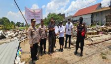 Kapolsek Tikung mendampingi Panitera PN Lamongan saat eksekusi lahan di Desa Bakalanpule, Lamongan. (Foto Dok Ho/RadarBangsa.co.id)