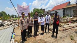 Kapolsek Tikung mendampingi Panitera PN Lamongan saat eksekusi lahan di Desa Bakalanpule, Lamongan. (Foto Dok Ho/RadarBangsa.co.id)