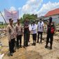 Kapolsek Tikung mendampingi Panitera PN Lamongan saat eksekusi lahan di Desa Bakalanpule, Lamongan. (Foto Dok Ho/RadarBangsa.co.id)