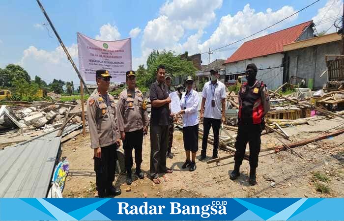 Kapolsek Tikung mendampingi Panitera PN Lamongan saat eksekusi lahan di Desa Bakalanpule, Lamongan. (Foto Dok Ho/RadarBangsa.co.id)