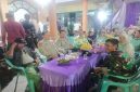 Personel Polsek Tikung bersama Koramil dan Linmas berjaga di lokasi hiburan elektune dalam hajatan pernikahan warga Dusun Banyuawet, Desa Soko, Lamongan, Jumat (17/10/2025). (Foto Dok Ho/RadarBangsa.co.id)