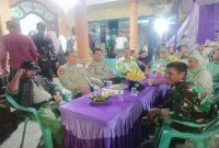 Personel Polsek Tikung bersama Koramil dan Linmas berjaga di lokasi hiburan elektune dalam hajatan pernikahan warga Dusun Banyuawet, Desa Soko, Lamongan, Jumat (17/10/2025). (Foto Dok Ho/RadarBangsa.co.id)