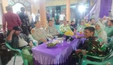Personel Polsek Tikung bersama Koramil dan Linmas berjaga di lokasi hiburan elektune dalam hajatan pernikahan warga Dusun Banyuawet, Desa Soko, Lamongan, Jumat (17/10/2025). (Foto Dok Ho/RadarBangsa.co.id)