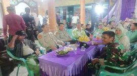 Personel Polsek Tikung bersama Koramil dan Linmas berjaga di lokasi hiburan elektune dalam hajatan pernikahan warga Dusun Banyuawet, Desa Soko, Lamongan, Jumat (17/10/2025). (Foto Dok Ho/RadarBangsa.co.id)