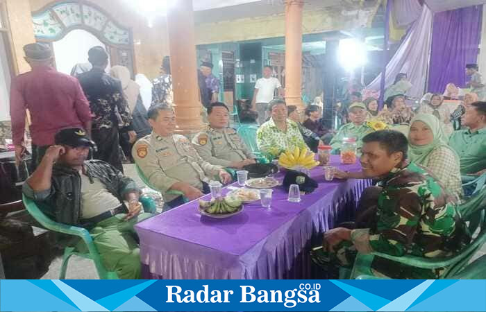 Personel Polsek Tikung bersama Koramil dan Linmas berjaga di lokasi hiburan elektune dalam hajatan pernikahan warga Dusun Banyuawet, Desa Soko, Lamongan, Jumat (17/10/2025). (Foto Dok Ho/RadarBangsa.co.id)