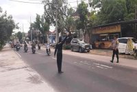 Petugas Polsek Tikung mengatur arus lalu lintas di pintu masuk Masjid Namira, Desa Jotosanur, Kecamatan Tikung, Lamongan, Jumat (31/10/2025). (Foto Dok Ho/RadarBangsa.co.id)