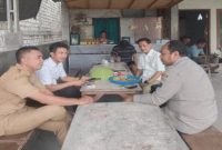 Kanit Reskrim Polsek Tikung Ipda Andi Nurcahya bersama Kepala Desa Botoputih Rudy S saat pelaksanaan kegiatan Cooling System, Senin (27/10/2025). (Foto Dok Ho/RadarBangsa.co.id)