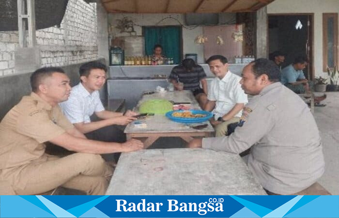 Kanit Reskrim Polsek Tikung Ipda Andi Nurcahya bersama Kepala Desa Botoputih Rudy S saat pelaksanaan kegiatan Cooling System, Senin (27/10/2025). (Foto Dok Ho/RadarBangsa.co.id)