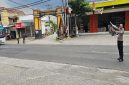 Aiptu I Ketut GB, Kanit Sabhara Polsek Tikung, melakukan pengamanan kegiatan peringatan Hari Santri Nasional di Kantor NU Tikung, Lamongan, Kamis (24/10/2025). (Foto Dok Ho/RadarBangsa.co.id)