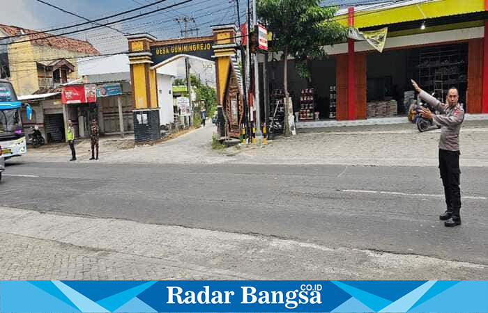 Aiptu I Ketut GB, Kanit Sabhara Polsek Tikung, melakukan pengamanan kegiatan peringatan Hari Santri Nasional di Kantor NU Tikung, Lamongan, Kamis (24/10/2025). (Foto Dok Ho/RadarBangsa.co.id)