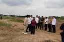 Bupati Lamongan Dr. H. Yuhronur Efendi, Kapolres Lamongan AKBP Agus Dwi Suryanto, dan Dandim 0812/Lamongan Letkol Inf Deni Suryo Anggo Digdo menyambut kedatangan Deputi 1 Kepala Staf Kepresidenan RI saat kunjungan kerja di Kampung Pandu Kodam V/Brawijaya, Desa Jotosanur, Kecamatan Tikung, Rabu (22/10/2025). (Foto Dok Ho/RadarBangsa.co.id)