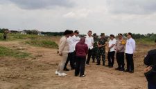 Bupati Lamongan Dr. H. Yuhronur Efendi, Kapolres Lamongan AKBP Agus Dwi Suryanto, dan Dandim 0812/Lamongan Letkol Inf Deni Suryo Anggo Digdo menyambut kedatangan Deputi 1 Kepala Staf Kepresidenan RI saat kunjungan kerja di Kampung Pandu Kodam V/Brawijaya, Desa Jotosanur, Kecamatan Tikung, Rabu (22/10/2025). (Foto Dok Ho/RadarBangsa.co.id)
