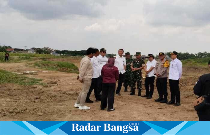Bupati Lamongan Dr. H. Yuhronur Efendi, Kapolres Lamongan AKBP Agus Dwi Suryanto, dan Dandim 0812/Lamongan Letkol Inf Deni Suryo Anggo Digdo menyambut kedatangan Deputi 1 Kepala Staf Kepresidenan RI saat kunjungan kerja di Kampung Pandu Kodam V/Brawijaya, Desa Jotosanur, Kecamatan Tikung, Rabu (22/10/2025). (Foto Dok Ho/RadarBangsa.co.id)