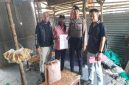 Kanit Reskrim Polsek Tikung Ipda Andi Nur Cahya bersama Kanit Samapta memeriksa barang bukti hasil razia miras ilegal di wilayah Kecamatan Tikung, Lamongan, Rabu (15/10/2025). (Foto Dok Ho/RadarBangsa.co.id)
