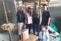 Kanit Reskrim Polsek Tikung Ipda Andi Nur Cahya bersama Kanit Samapta memeriksa barang bukti hasil razia miras ilegal di wilayah Kecamatan Tikung, Lamongan, Rabu (15/10/2025). (Foto Dok Ho/RadarBangsa.co.id)