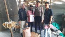 Kanit Reskrim Polsek Tikung Ipda Andi Nur Cahya bersama Kanit Samapta memeriksa barang bukti hasil razia miras ilegal di wilayah Kecamatan Tikung, Lamongan, Rabu (15/10/2025). (Foto Dok Ho/RadarBangsa.co.id)
