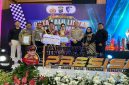 Kasat Lantas Polres Lamongan AKP Nur Arifin (ketiga kiri) bersama jajaran dan perwakilan Duta Lalu Lintas saat menerima dua penghargaan pada ajang Pemilihan Duta Lalu Lintas Jawa Timur 2025 di Surabaya, Kamis (23/10/2025). (Foto Dok Ho/RadarBangsa.co.id)