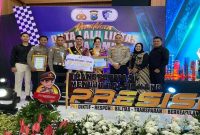 Kasat Lantas Polres Lamongan AKP Nur Arifin (ketiga kiri) bersama jajaran dan perwakilan Duta Lalu Lintas saat menerima dua penghargaan pada ajang Pemilihan Duta Lalu Lintas Jawa Timur 2025 di Surabaya, Kamis (23/10/2025). (Foto Dok Ho/RadarBangsa.co.id)