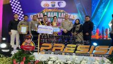 Kasat Lantas Polres Lamongan AKP Nur Arifin (ketiga kiri) bersama jajaran dan perwakilan Duta Lalu Lintas saat menerima dua penghargaan pada ajang Pemilihan Duta Lalu Lintas Jawa Timur 2025 di Surabaya, Kamis (23/10/2025). (Foto Dok Ho/RadarBangsa.co.id)