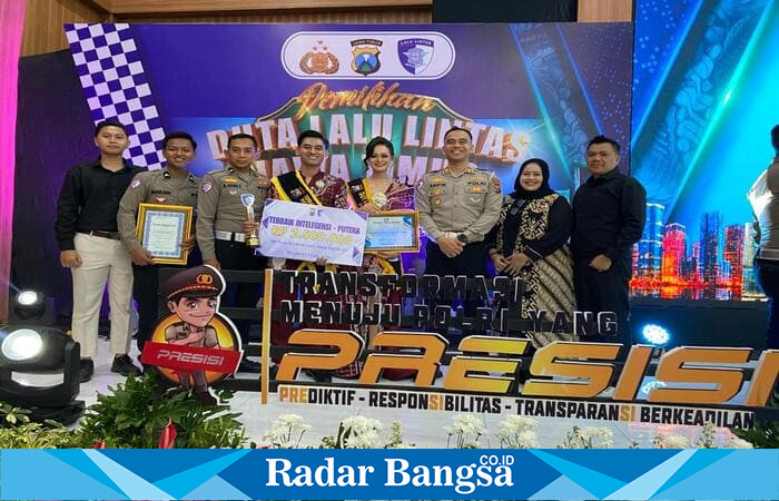 Kasat Lantas Polres Lamongan AKP Nur Arifin (ketiga kiri) bersama jajaran dan perwakilan Duta Lalu Lintas saat menerima dua penghargaan pada ajang Pemilihan Duta Lalu Lintas Jawa Timur 2025 di Surabaya, Kamis (23/10/2025). (Foto Dok Ho/RadarBangsa.co.id)