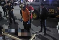 Petugas Polsek Semarang Timur melakukan olah tempat kejadian perkara (TKP) di Jalan Dargo, lokasi tewasnya pria berinisial BAP yang diduga dalam pengaruh alkohol, Rabu (15/10/2025) dini hari.  (Foto Dok Ho/RadarBangsa.co.id)