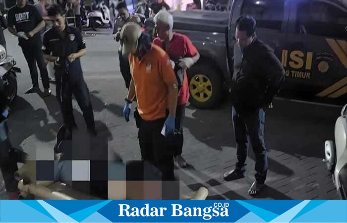 Petugas Polsek Semarang Timur melakukan olah tempat kejadian perkara (TKP) di Jalan Dargo, lokasi tewasnya pria berinisial BAP yang diduga dalam pengaruh alkohol, Rabu (15/10/2025) dini hari.  (Foto Dok Ho/RadarBangsa.co.id)