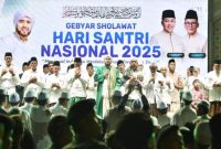 Ribuan jamaah memadati Lapangan Patal Grati, Kabupaten Pasuruan, saat Gebyar Sholawat Hari Santri Nasional 2025 bersama Habib Syekh bin Abdul Qodir Assegaf, Selasa (21/10/2025) malam (Foto Dok Ho/RadarBangsa.co.id)