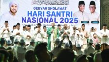 Ribuan jamaah memadati Lapangan Patal Grati, Kabupaten Pasuruan, saat Gebyar Sholawat Hari Santri Nasional 2025 bersama Habib Syekh bin Abdul Qodir Assegaf, Selasa (21/10/2025) malam (Foto Dok Ho/RadarBangsa.co.id)