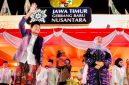 Gubernur Jawa Timur Khofifah Indar Parawansa dan Gus Iqdam bersholawat bersama ribuan jamaah di Grahadi, Surabaya. (Foto: Istimewa) 