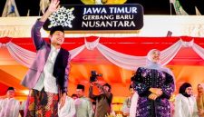Gubernur Jawa Timur Khofifah Indar Parawansa dan Gus Iqdam bersholawat bersama ribuan jamaah di Grahadi, Surabaya. (Foto: Istimewa) 