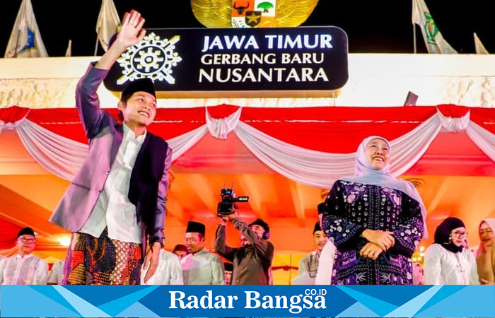 Gubernur Jawa Timur Khofifah Indar Parawansa dan Gus Iqdam bersholawat bersama ribuan jamaah di Grahadi, Surabaya. (Foto: Istimewa) 