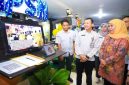 Gubernur Jawa Timur Khofifah Indar Parawansa saat meluncurkan inovasi layanan OM@H Mobile Soetomo pada peringatan HUT ke-87 RSUD Dr. Soetomo di Surabaya, Rabu (29/10/2025). (Foto Dok Ho/RadarBangsa.co.id)