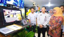 Gubernur Jawa Timur Khofifah Indar Parawansa saat meluncurkan inovasi layanan OM@H Mobile Soetomo pada peringatan HUT ke-87 RSUD Dr. Soetomo di Surabaya, Rabu (29/10/2025). (Foto Dok Ho/RadarBangsa.co.id)